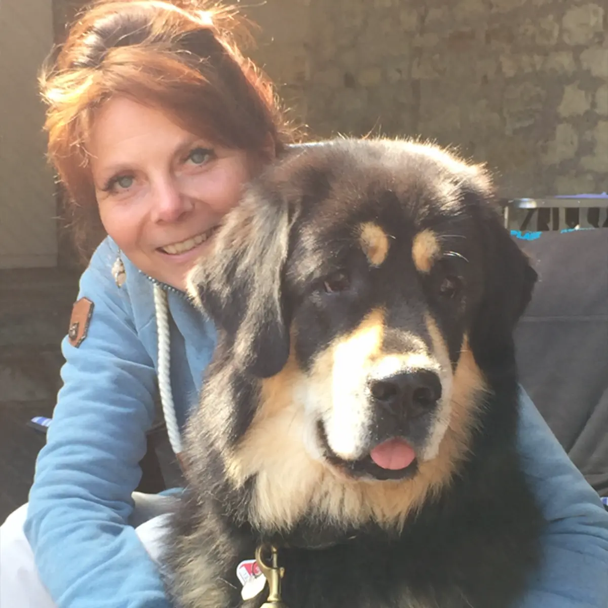 Brigitta Smit-Fornahl mit einem Hund im Arm